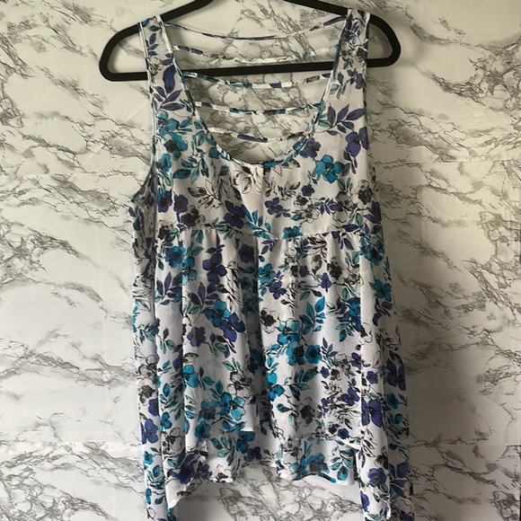 Torrid size 0 blue/white floral print blouse. - Picture 3 of 4